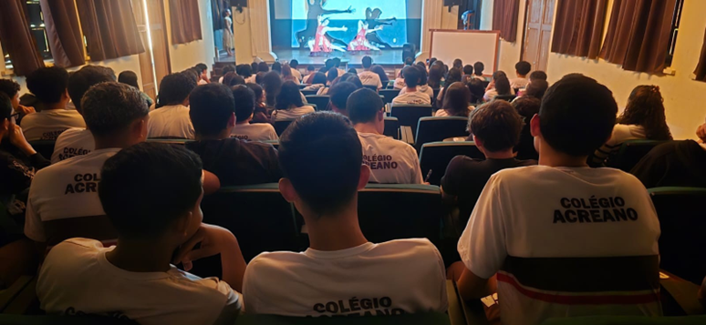 Plateia de alunos do Colégio Acreano acompanha a apresentação de Fale Agora ou Cale-se para Sempre