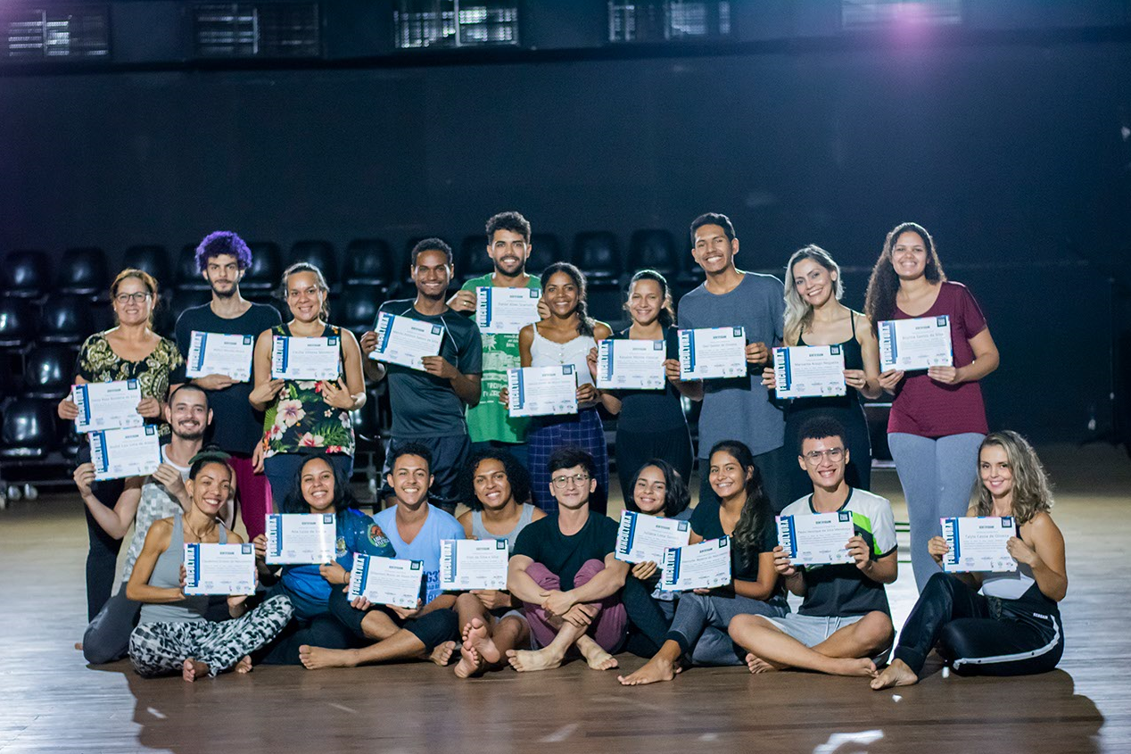 Participantes da oficina Expandindo a Cena Contemporânea reunidos com certificados
