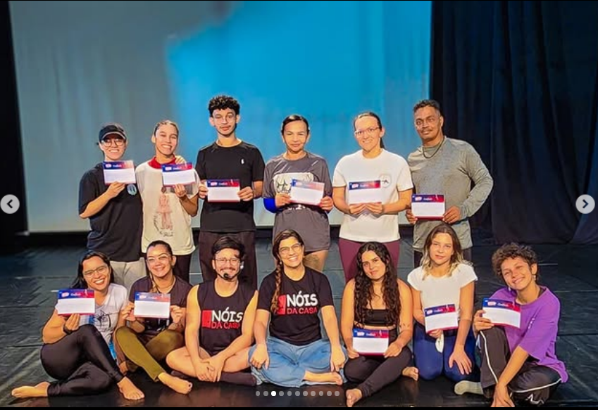 Participantes do Workshop de Dança Cênica reunidos com certificados na Usina de Arte João Donato